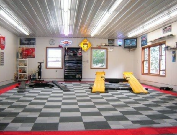 Garasi dengan plafon berpola geometris yang unik